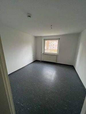 Zimmer mit Fenster und Heizkörper.jpg