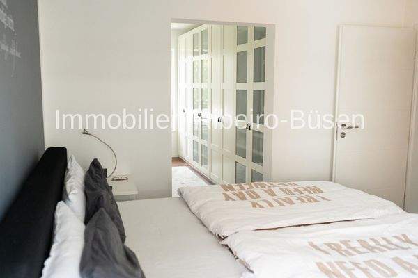 Das Schlafzimmer mit Blick in den Ankleidebereich