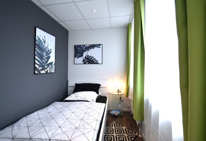 1-Zimmer-Penthouse-Wohnung, komplett ausgestattet, zentral in Niederrad