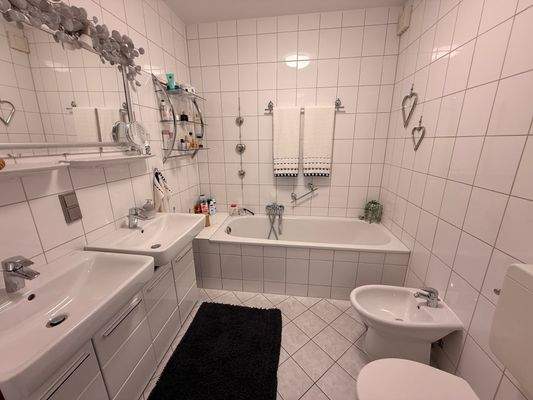 14 Badezimmer mit Badewanne