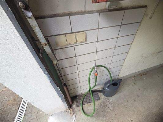 Wasser u. Stromanschluß Garage