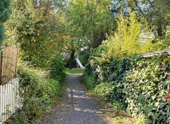 Ein kurzer Weg über das Gartentürchen...