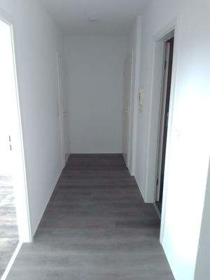 Moderner Flur mit Holzboden