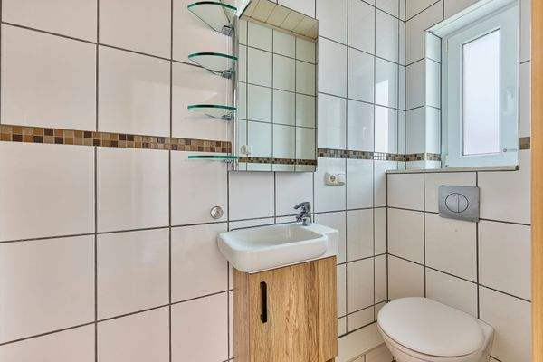 Gästebad mit Dusche im Erdgeschoss