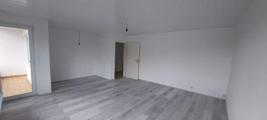 Wohn-Esszimmer mit Ausgang zum Balkon.jpg