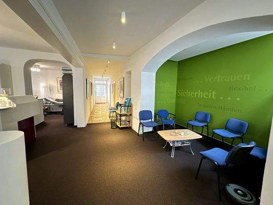 Repräsentative Wartezone mit durchdachter Raumaufteilung (Praxis EG)