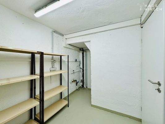 EG Abstell-/Vorratsraum mit Hausanschlüssen