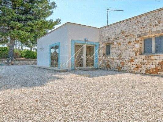 Villa mit Trulli und Pool im Valle d´Itria