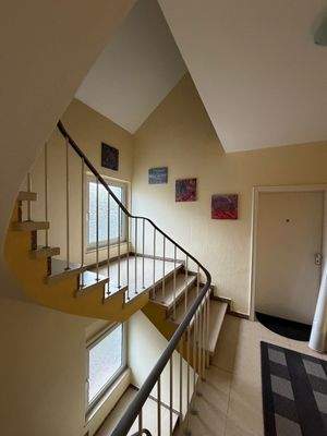 Treppenhaus mit Gemälden