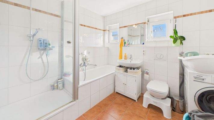 Badezimmer mit Badewanne und Dusche