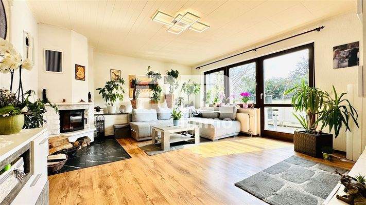 EG Wohnzimmer / Zugang Balkon / Kamin