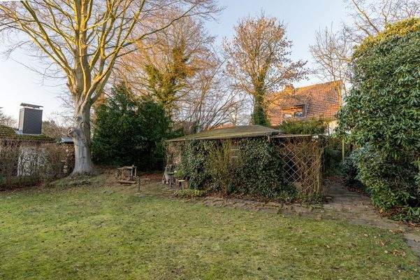 Garten mit Gartenhütte