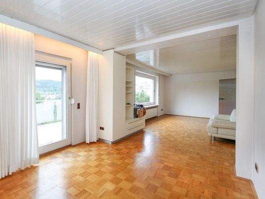 Offener Wohn- und Essbereich mit Zugang zur Dachte