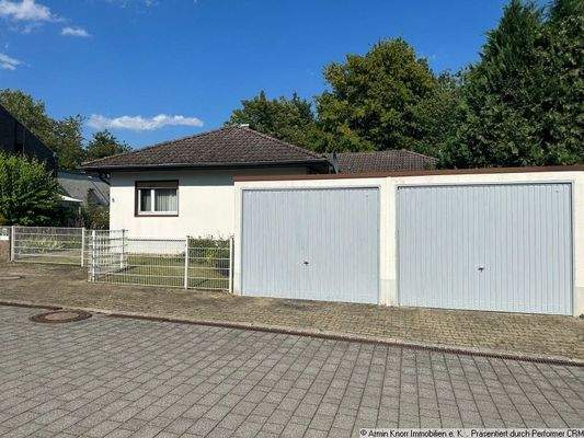 Garagen vor der Immobilie