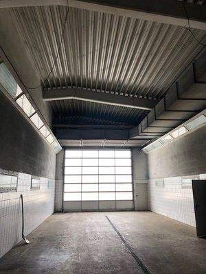 Kleine Nebenhalle innen mit Tor