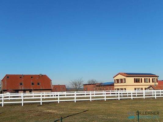 Moderne Hofstelle in idyllischer Umgebung