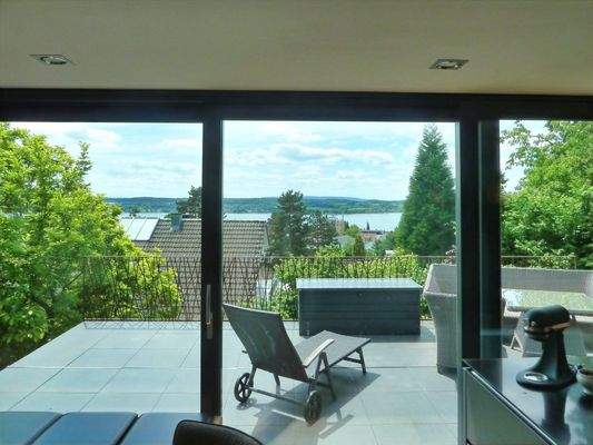 BLICK AUS ESSZIMMER  + KÜCHE