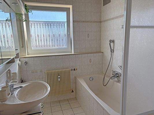 Tageslichtbad mit Badewanne ...