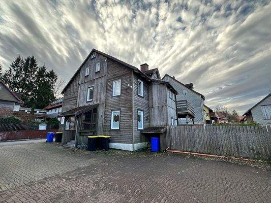 Außenansicht mit Stellplätze