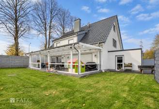 Außenansicht mit Terrasse