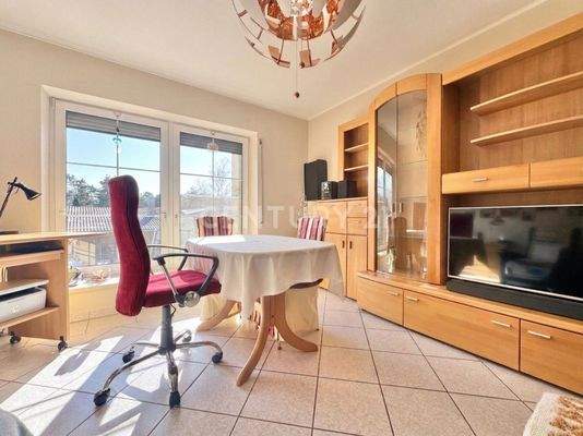 Lichtdurchfluteter Wohn-/Essbereich (KI-bereinigt)