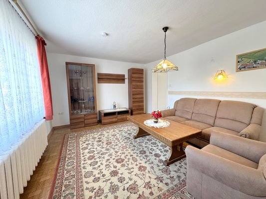 Arbeitszimmer mit großem Fenster