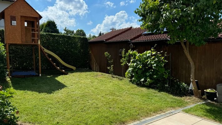 Garten mit Spielhaus und Carport