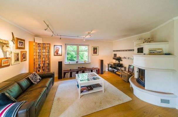 Wohnzimmer mit Kamin