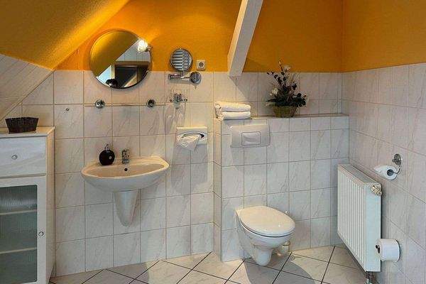 Kleines Zimmer Bad im DG.jpg