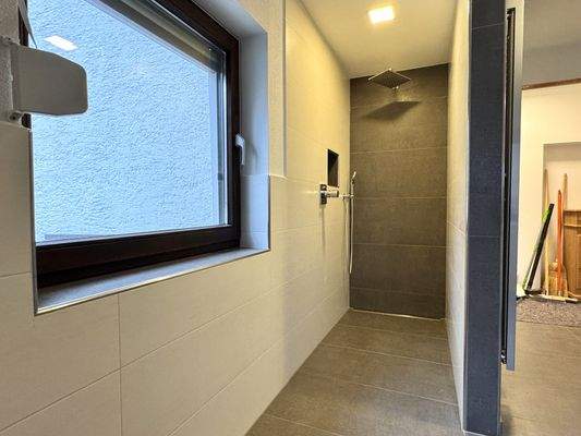 EG Hinterer Gebäudeteil Badezimmer Dusche.JPG