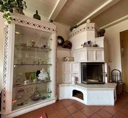 gemauerter Kamin mit angrenzender Vitrine