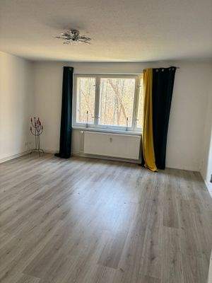 Leerer Wohnraum mit Fenster