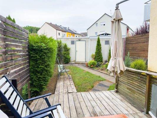 Terrasse mit Zugang Garage