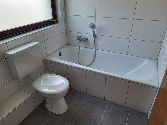 Badewanne und WC