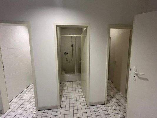 Sanitärbereich, eh. Lager, Fitnesshalle