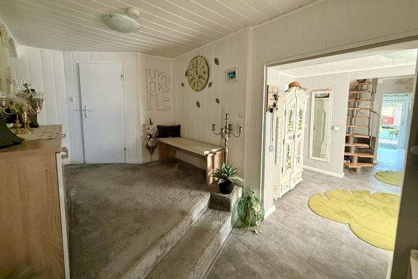 Flur, links zum Haupthaus