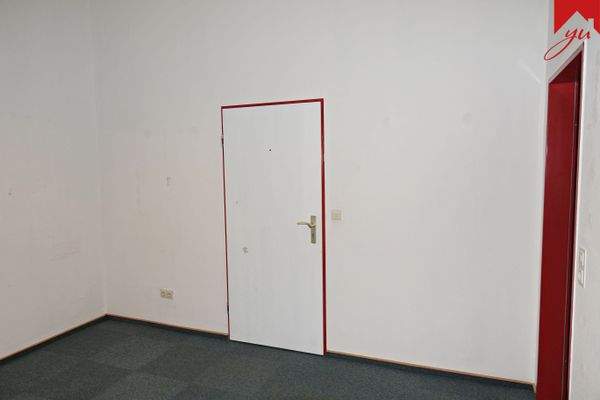 Nebenraum/ Büro mit Zugang zum Verkaufsraum und Flur