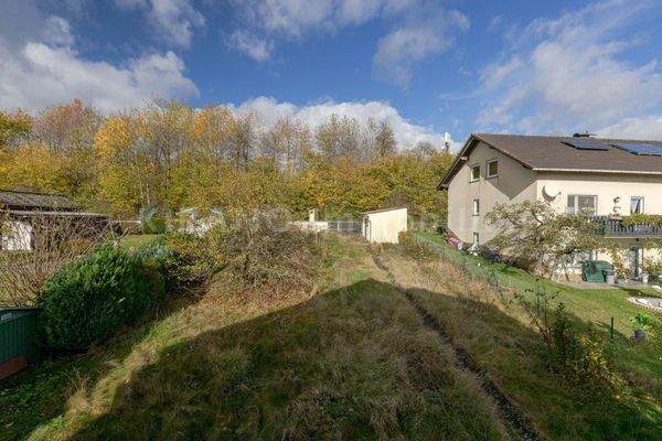 Blick in den Garten mit Gartenhäuser