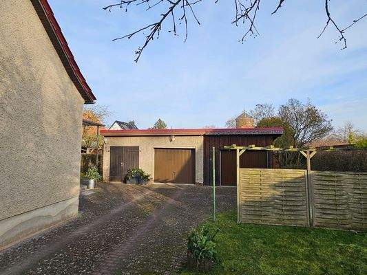 Zufahrt und Garagen.jpg