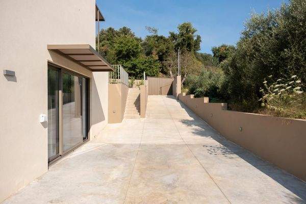 Kreta, Tavronitis: Zeitgenössisch eingerichtete Villa mit Pool zu verkaufen