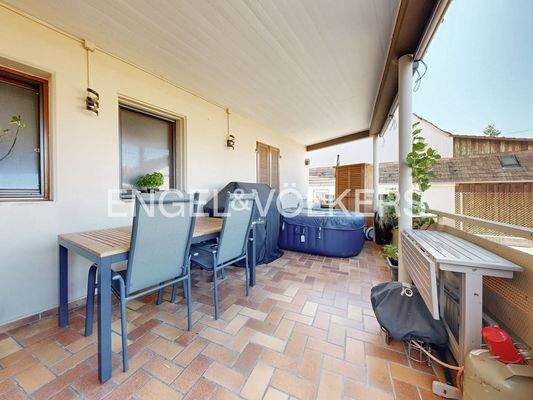 Großzügiger Balkon mit Solaranlage und viel Platz