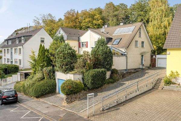 1. Außenansicht Straße