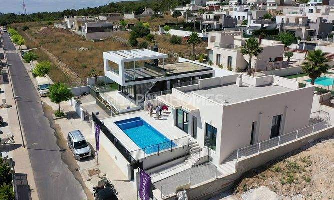 Modern Detached House with Pool and Mountain Views in Polop