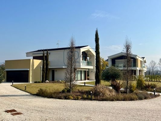 Neubauvilla mit Garten entlang der Uferpromenade "Lungadige" in Verona - Gardasee