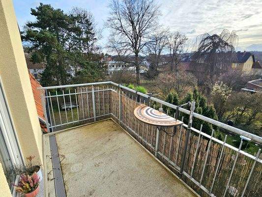 großzügiger Balkon mit angenehmer Abendsonne