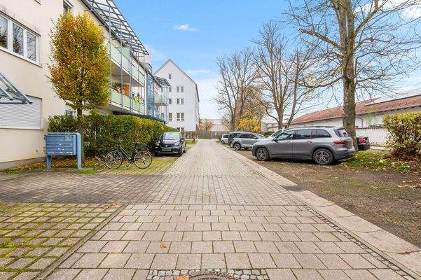 Stellplätze vor dem Haus