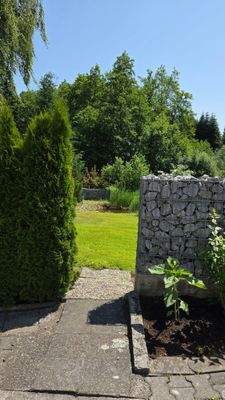 Blick auf Gartenteich