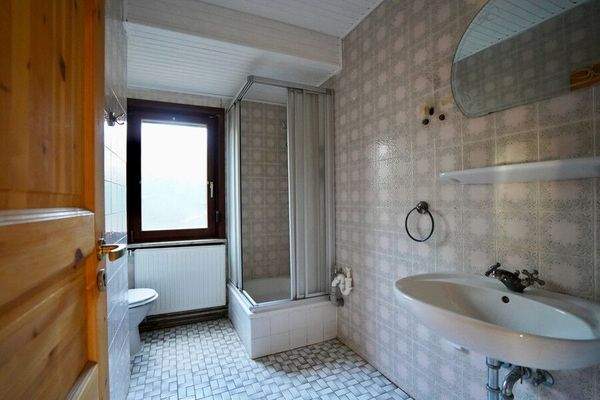 Badezimmer mit Dusche