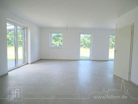 sehr großzügiges Wohn- und Esszimmer