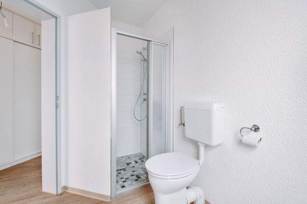 Mitarbeiter WC mit Dusche